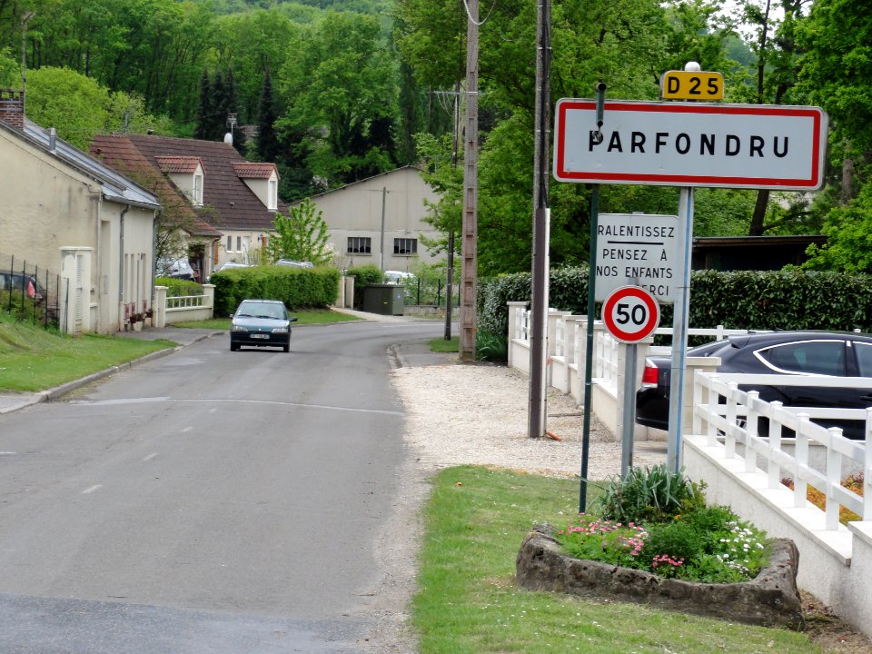 Parfondru (Aisne) city limit sign