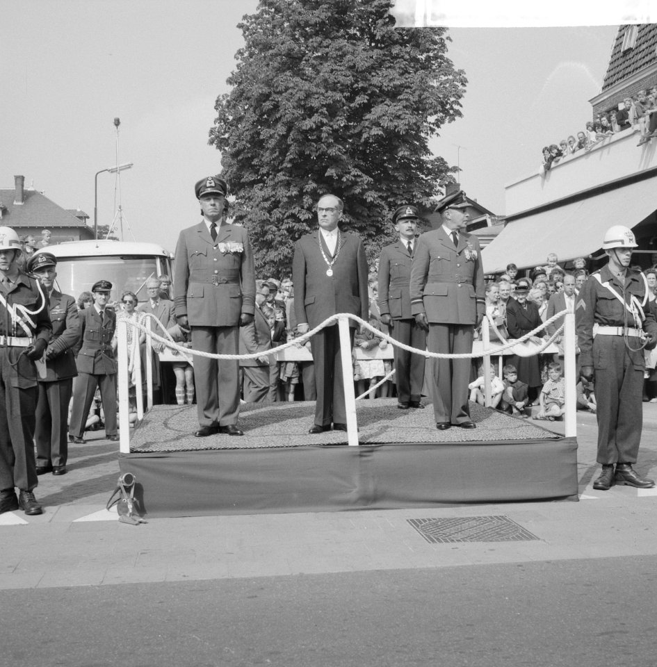 Parade tgv 10-jarig bestaan van het commando luchtverdediging te Zeist, op he, Bestanddeelnr 911-5787