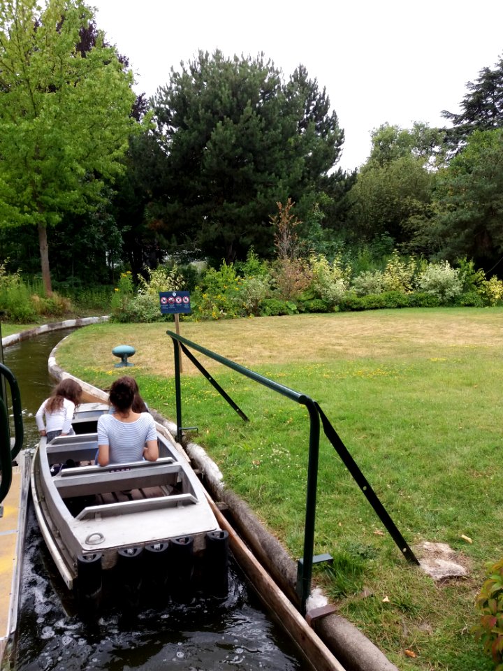 Paris - Jardin d'Acclimatation - Attraction de la Rivière Enchantée, bateau