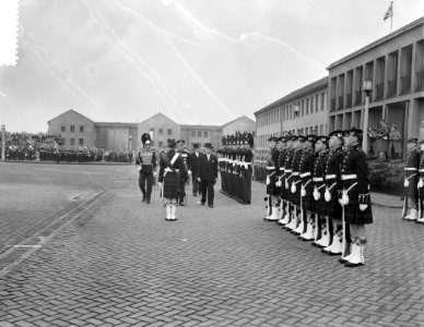 Parade tgv 11e verjaardag van de NATO te München, inspectie door Generaal sir, Bestanddeelnr 911-1587