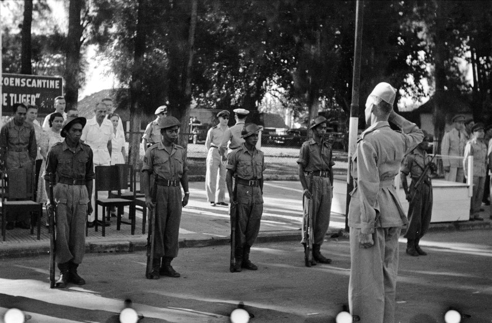 Parade te Djokjakara kolonel D.R.A. van Langen, commandant T-Brigade brengt mil, Bestanddeelnr 415