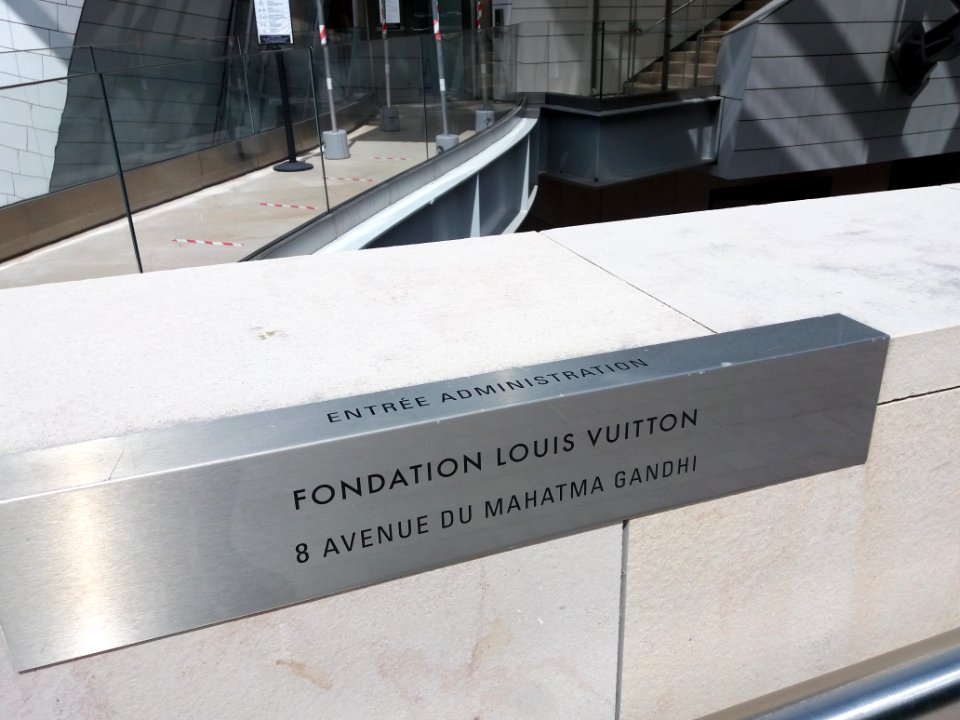 Paris - Avenue du Mahatma Gandhi - Fondation Louis Vuitton - Plaque Entrée administration
