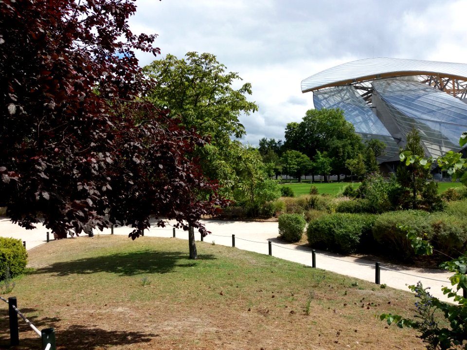 Paris - Jardin d'Acclimatation - Espaces verts avec vue sur la fondation Louis Vuitton