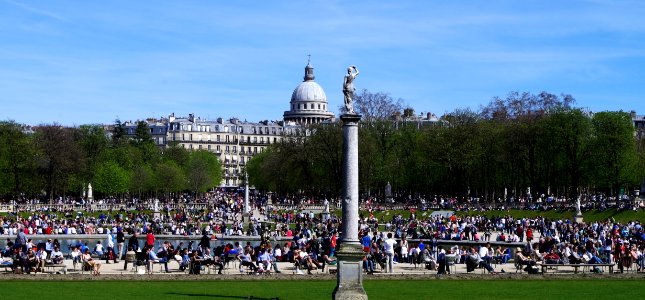 Parisiens au Luxembourg un jour de printemps