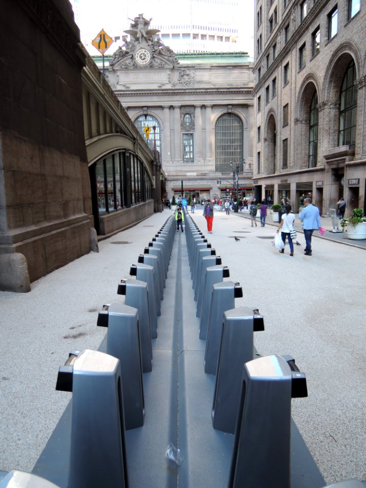 Park Av 41St bike station east GCT jeh