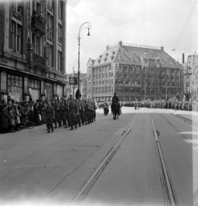 Parade van de Prinses Irene Brigade in Amsterdam, Bestanddeelnr 900-3252