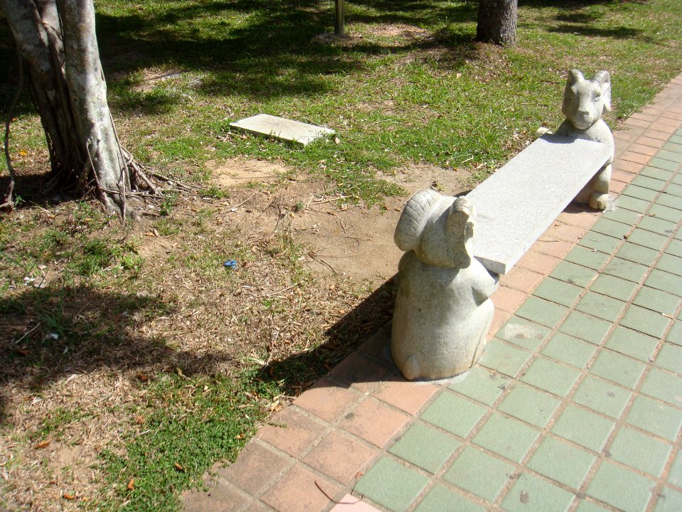 Park bench in Qionghai - 02