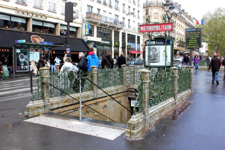 Paris Metro 12 Pigalle Eingang West photo