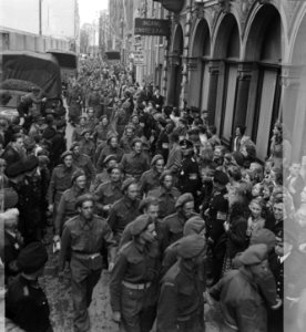Parade van de Prinses Irene Brigade in Amsterdam, Bestanddeelnr 900-3237