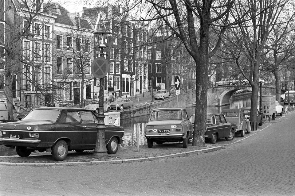 Parkeerproblemen in Amsterdam op stoep geparkeerde auto, Bestanddeelnr 928-3806