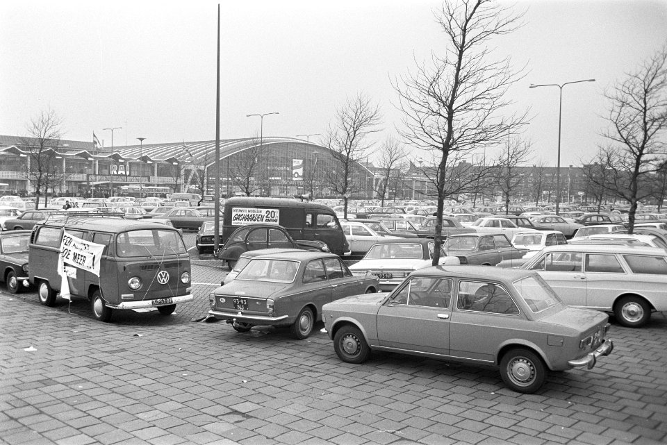 Parkeerterrein bij RAI tijdens autotentoonstelling, Amsterdam veel autos, Bestanddeelnr 924-2818