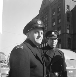 Parkeerwachters in Amsterdam in een nieuw uniform, de parkeermeters, Bestanddeelnr 916-1841