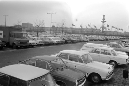 Parkeerterrein bij RAI tijdens autotentoonstelling, Amsterdam veel autos, Bestanddeelnr 924-2816
