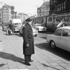 Parkeerwachters in Amsterdam in een nieuw uniform, de parkeerwachters, Bestanddeelnr 916-1832