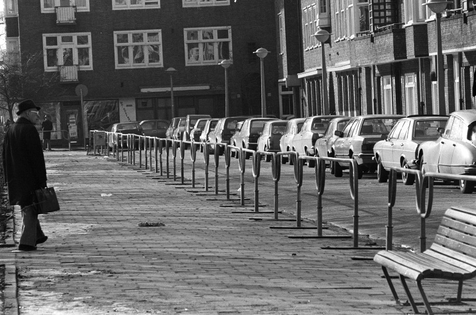 Parkeerproblemen in verband met Personenauto RAI troittoirs met hekken, Bestanddeelnr 930-1142