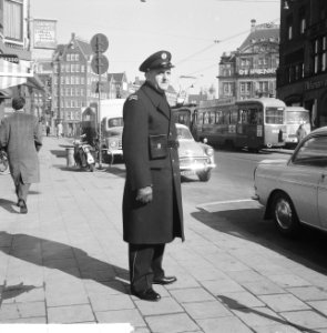 Parkeerwachters in Amsterdam in een nieuw uniform, de parkeerwachters, Bestanddeelnr 916-1834