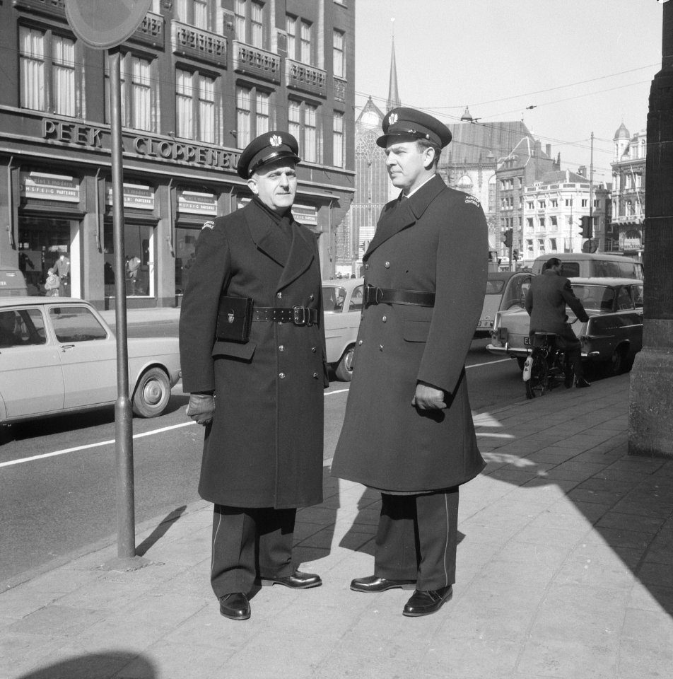 Parkeerwachters in Amsterdam in een nieuw uniform, de parkeerwachters, Bestanddeelnr 916-1835