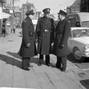 Parkeerwachters in Amsterdam in een nieuw uniform, de parkeermeters, Bestanddeelnr 916-1838