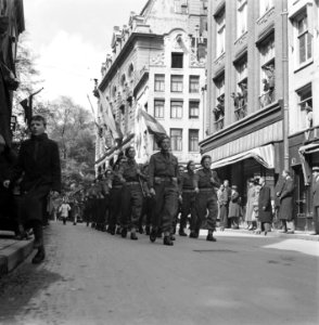 Parade van de Prinses Irene Brigade in Amsterdam, Bestanddeelnr 900-3245
