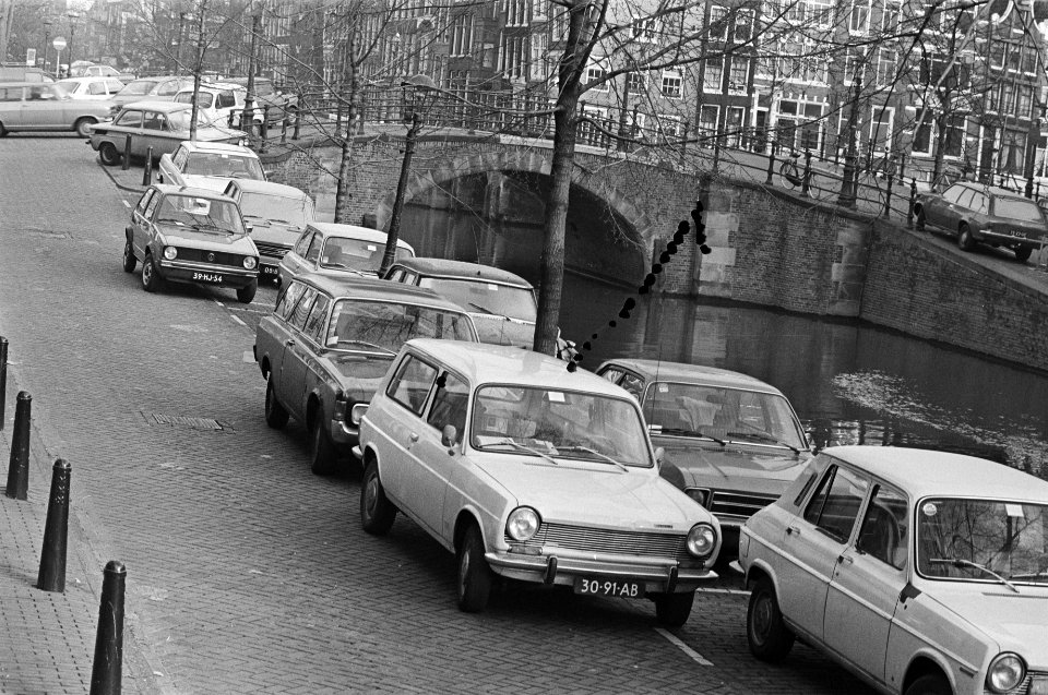 Parkeerproblemen in Amsterdam dubbel geparkeerd op grachten, Bestanddeelnr 928-3807