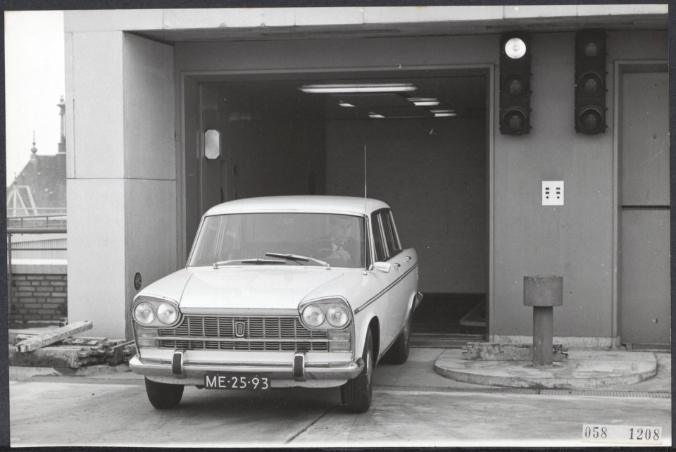 Parkeerplaatsen, warenhuizen, stadsbeelden, vroom en dreesmann, Bestanddeelnr 058-1208