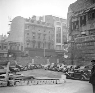 Parkeerterrein tussen verwoeste huizen, Bestanddeelnr 254-1971