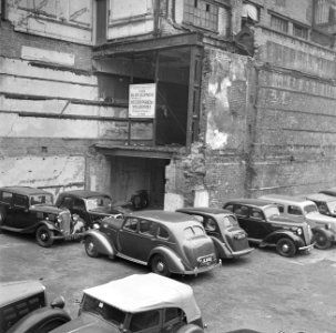 Parkeerterrein tussen verwoeste huizen, Bestanddeelnr 254-1974
