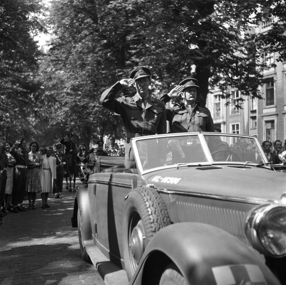 Parade over het Lange Voorhout Prins Bernhard en commandant De Ruyter van Stev…, Bestanddeelnr 900-5372