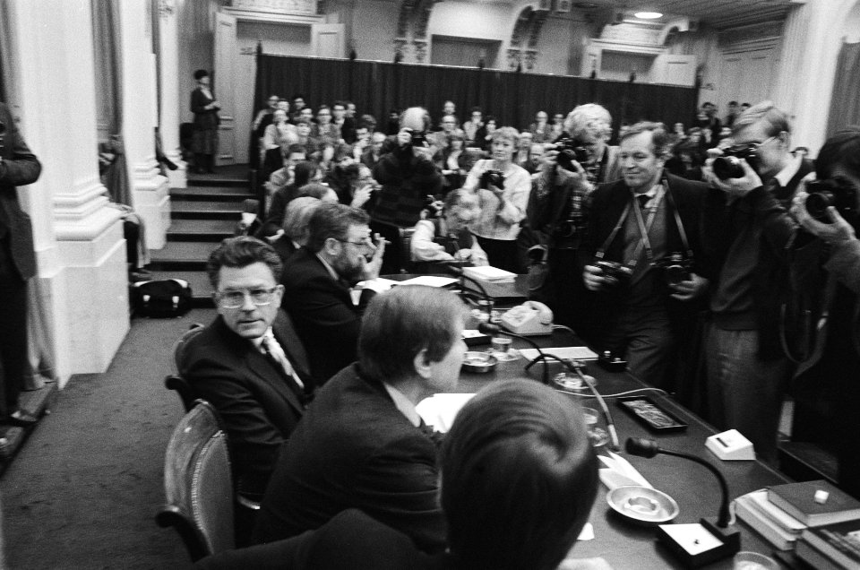 Parlementaire enquetecommissie RSV geeft in Tweede Kamer persconferentie over ei, Bestanddeelnr 933-1761