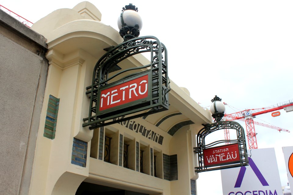 Paris Metro Linie 10 Vaneau Detail von Westen