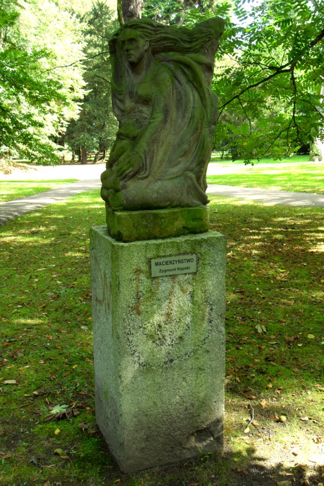 Park Oliwski – rzeźba Macierzyństwo