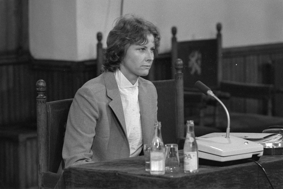 Parlementaire RSV-enquete mevrouw mr. L. Lindner tijdens het verhoor, Bestanddeelnr 933-0113