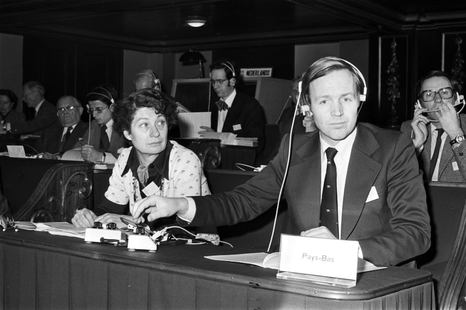 Parlementaire conferentie over vervuiling van de Rijn. Jan Terlouw en mevrouw Gi, Bestanddeelnr 929-0443