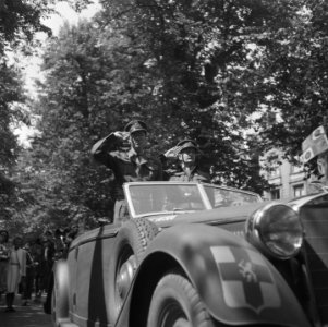 Parade over het Lange Voorhout Prins Bernhard en commandant De Ruyter van Stev…, Bestanddeelnr 900-5373
