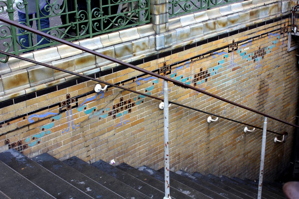 Paris Metro 12 Pigalle Eingang West Detail