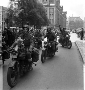 Parade van de Prinses Irene Brigade in Amsterdam, Bestanddeelnr 900-3229