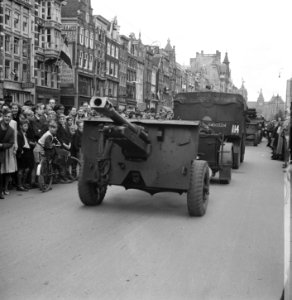 Parade van de Prinses Irene Brigade in Amsterdam, Bestanddeelnr 900-3235