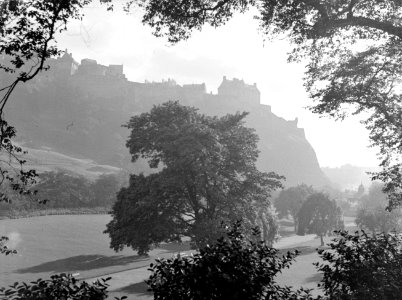 Park met daarachter het silhouet van Edingburgh Castle, Bestanddeelnr 190-1069