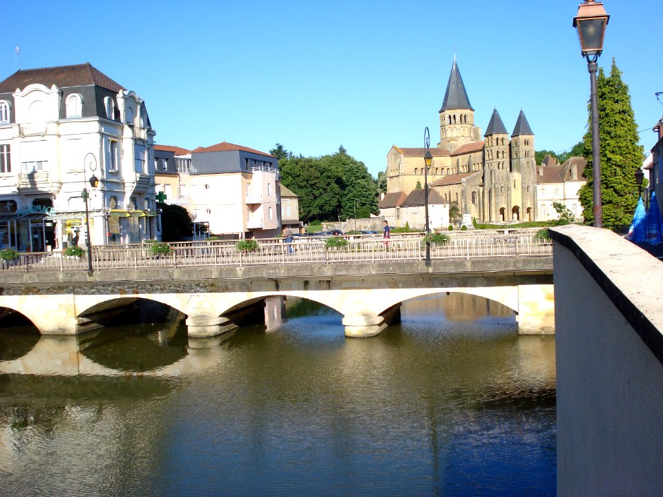 Paray-le-Monial, pont sur la Bourbince et basilique