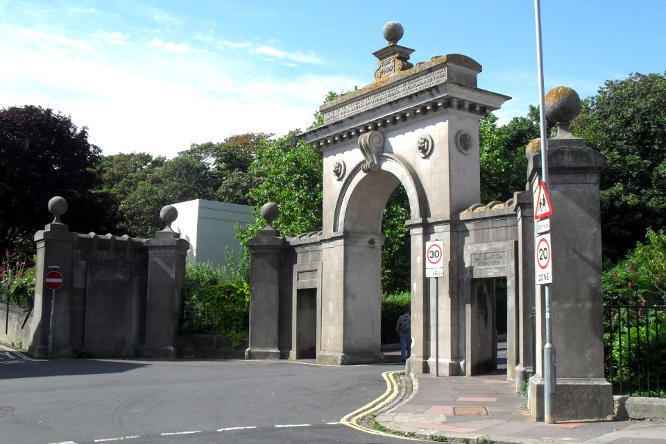 Park Street Gate, Park Street, Queen's Park, Brighton (NHLE Code 1380703) (July 2010)