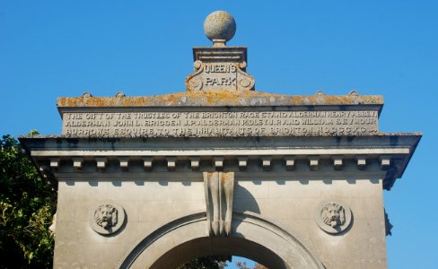 Park Street Gate, Park Street, Queen's Park, Brighton (NHLE Code 1380703) (August 2019) (3)