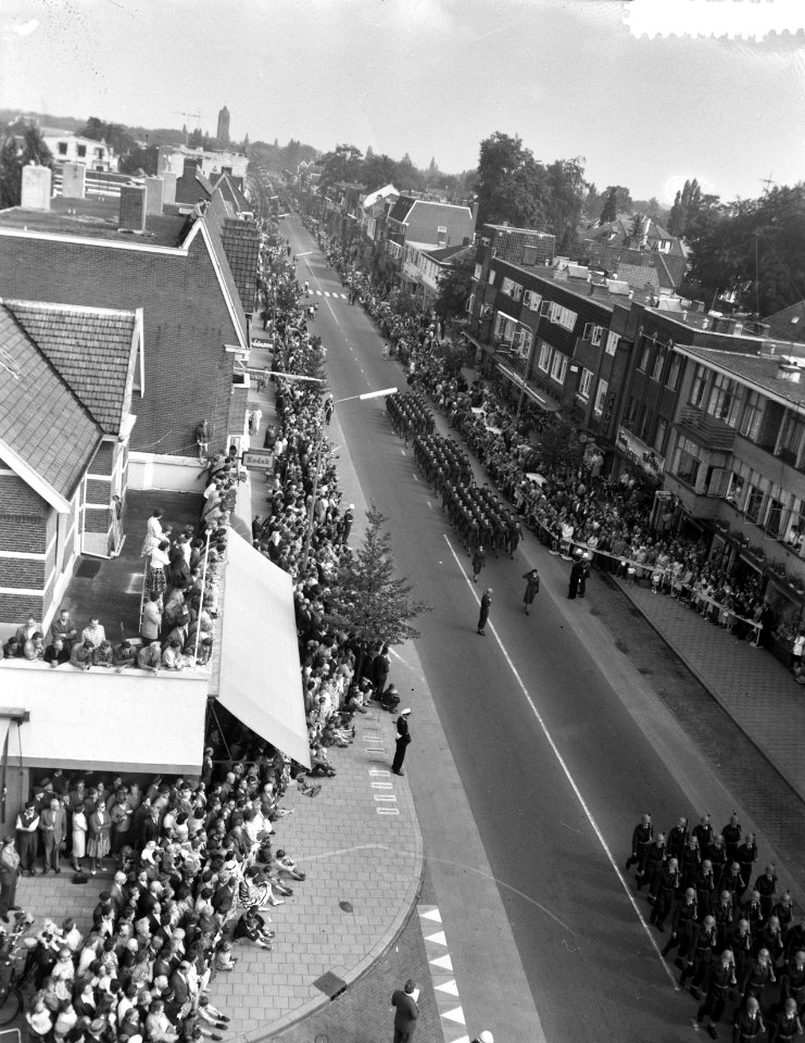 Parade tgv 10-jarig bestaan van het commando luchtverdediging te Zeist, afdel, Bestanddeelnr 911-5784