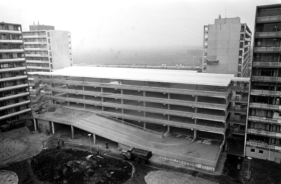 Parkeerflat in Molenwijk, Amsterdam Noord, Bestanddeelnr 922-4748