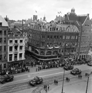 Parade van gevechtswagens op het Rokin richting Dam, Bestanddeelnr 900-4634