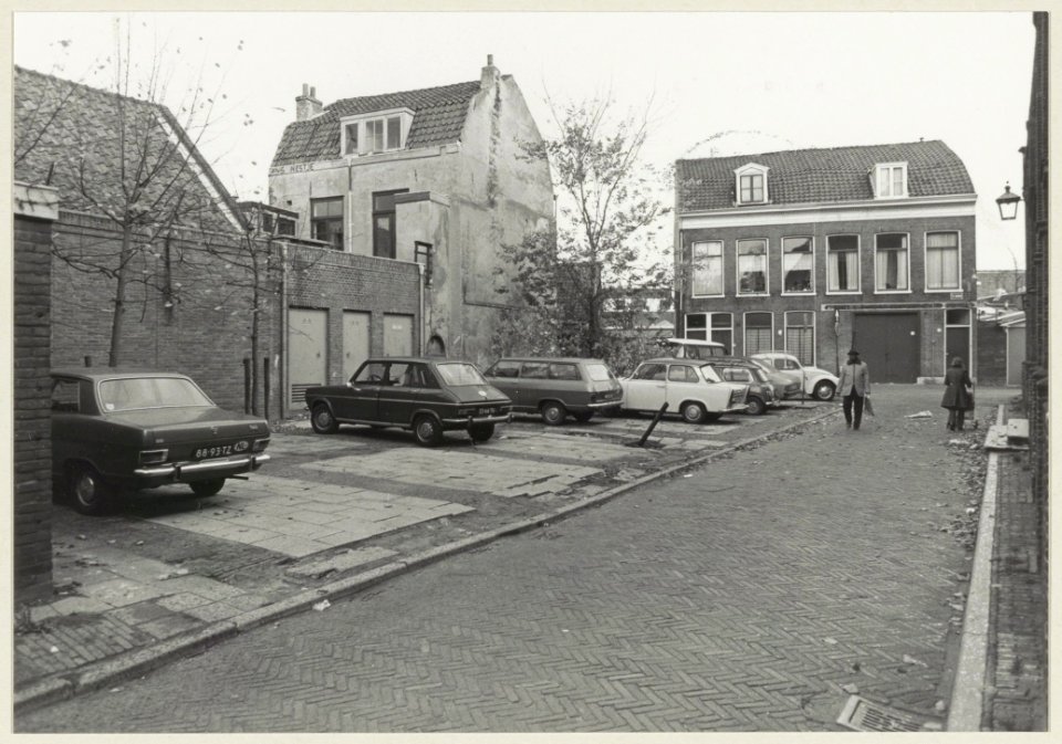 Parkeerplaats aan de Vrouwestraat, ziende naar 't Krom. NL-HlmNHA 54004893