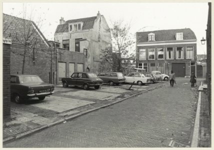 Parkeerplaats aan de Vrouwestraat, ziende naar 't Krom. NL-HlmNHA 54004893