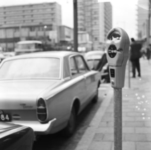 Parkeermeters in Rotterdam gaan in werking hier een exemplaar in de Van Oldenba, Bestanddeelnr 918-5178