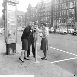 Parkeermeters in Amsterdam in gebruik gesteld, veel belangstelling voor de meter, Bestanddeelnr 916-1970