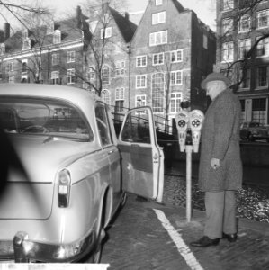 Parkeerwachters in Amsterdam in een nieuw uniform, de parkeermeters, Bestanddeelnr 916-1837