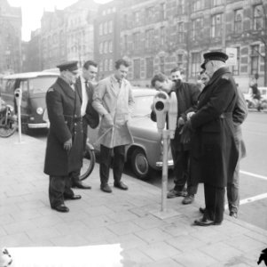 Parkeermeters in Amsterdam in gebruik gesteld, mensen bekijken de meter, Bestanddeelnr 916-1968